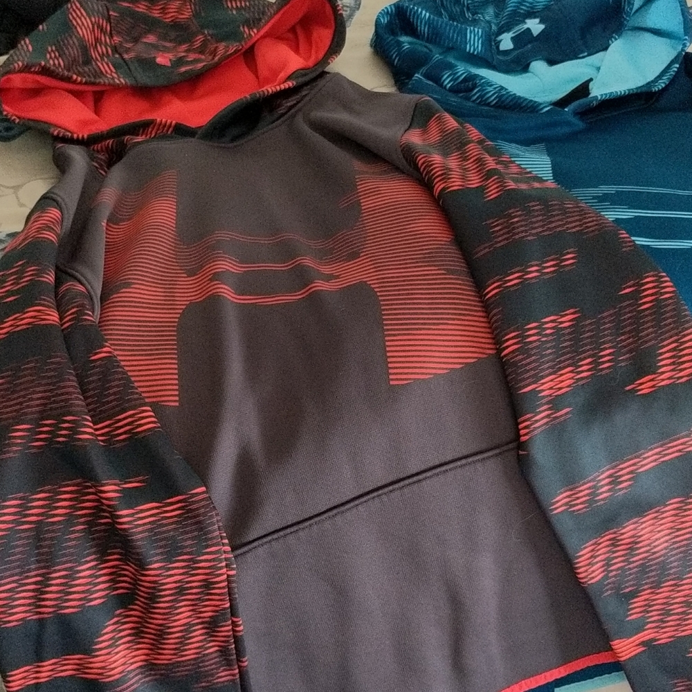 Boys UA hooded sweatshirt x2, EUC